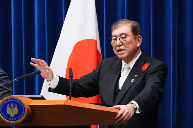 Japan’s PM Steps Down, Setting Country in Political Turmoil
